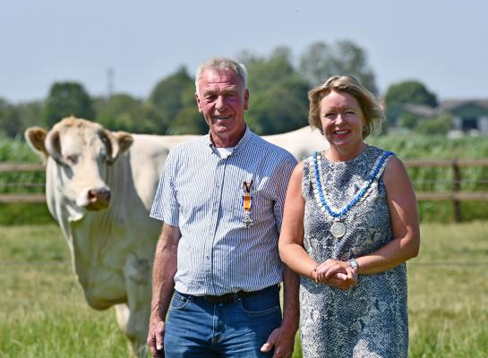Ed Neerincx en burgemeester R.P. Hoytink-Roubos