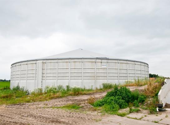 De ideale externe mestopslag is licht van kleur en staat in de schaduw
