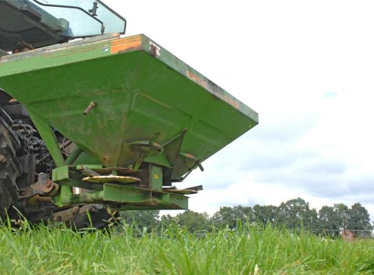 Voor de opbrengst maakt het niet uit of je het gras vooral in het voorjaar bemest of door het hele jaar heen