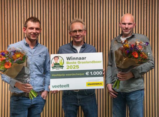 De drie finalisten van de Beste Graslandboerverkiezing: (van links naar rechts) Jur Huetink, winnaar Johan Mulder en Job van de Water