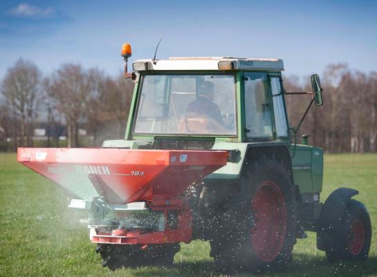 Gewassen met een hoge zwavelbehoefte op gronden met weinig beschikbaar zwavel hebben in het voorjaar volgens Eurofins vaak een kleine gift nodig om vlot te starten