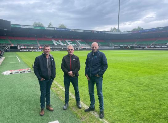 Het bezoek aan het NEC-stadion van Beste Graslandboer-deelnemers Jur Huetink, Johan Mulder en Job van de Water was een prijs van hoofdsponsor Barenbrug