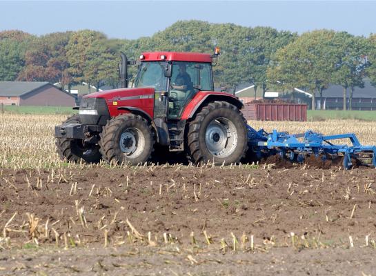 De cijfers tonen dat de grondprijzen per provincie ver uiteenlopen. Flevoland is met 221.400 euro koploper, gevolgd door Noord-Brabant met 125.400 euro en 121.400 euro. Friesland is het goedkoopst met 73.400 euro