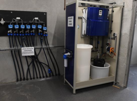 EOW is een oplossing van keukenzout (natriumchloride) in water. Door deze oplossing wordt elektrische stroom geleid, waardoor onder andere hypochlorigzuur ontstaat, dat de werking van het ammoniakvormende enzym urease remt