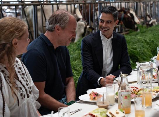 Ronald Pelgrom (in het midden) in gesprek in zijn stal met minister-president Rob Jetten (foto: Rijksoverheid)