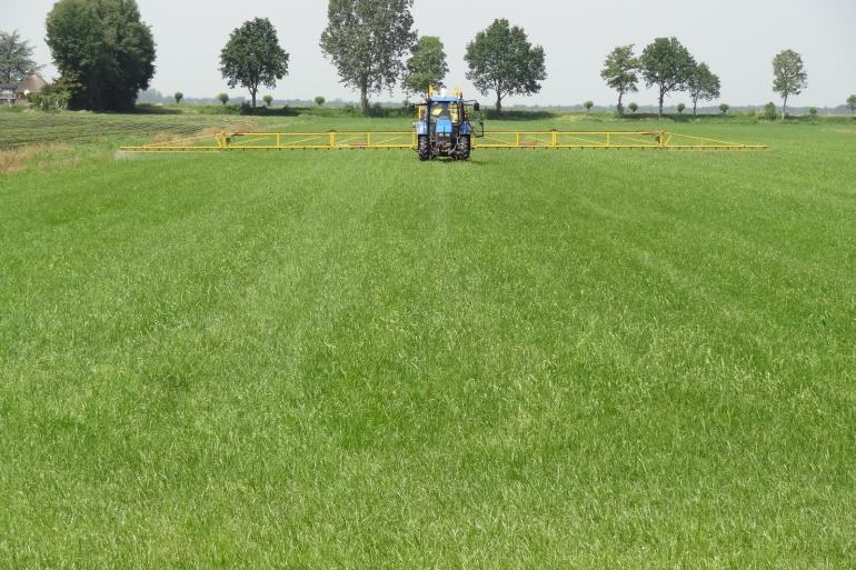 Het aanbrengen van BlueN kan het beste na de eerste snede (foto: Corteva) 