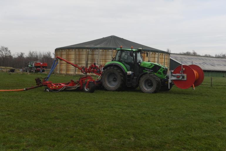 De stikstofuitstoot uit dierlijke mest daalde met drie procent naar 449 miljoen kg