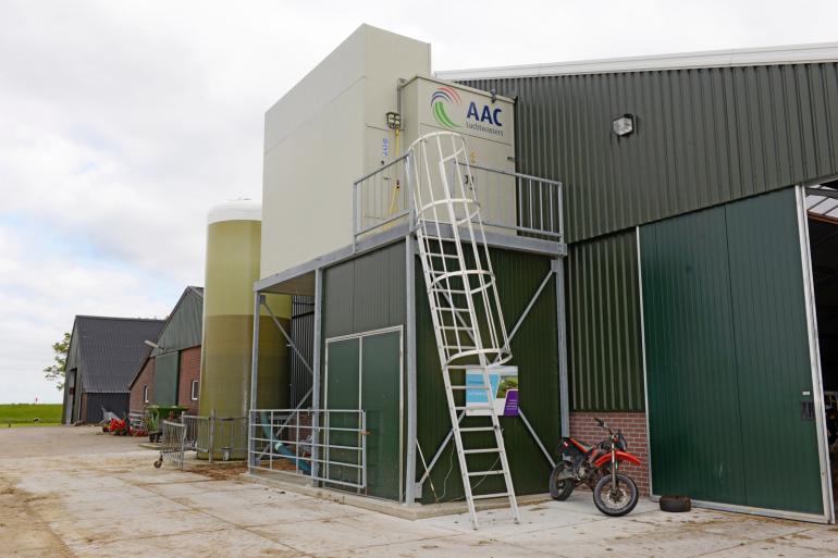 Deels door het gebruik van ammoniakreducerende technieken daalde de ammoniakuitstoot in Vlaanderen