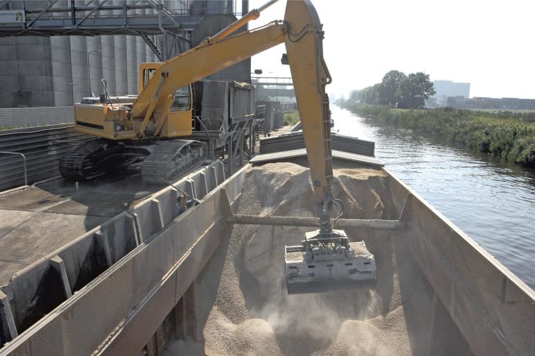 Ook toeleveranciers, zoals mengvoerbedrijven, dierenartsen en loonwerkers, krijgen te maken met vraaguitval
