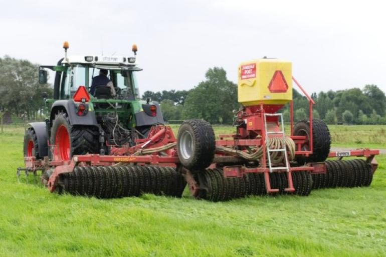 Het aantal kiemplanten na doorzaaien verdubbelde na eggen en kort maaien van de bestaande zode. In het tweede jaar werd bovendien een opbrengststijging van 8 procent gemeten