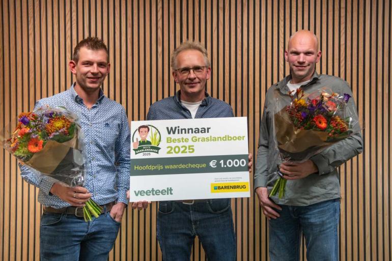 De drie finalisten van de Beste Graslandboerverkiezing: (van links naar rechts) Jur Huetink, winnaar Johan Mulder en Job van de Water