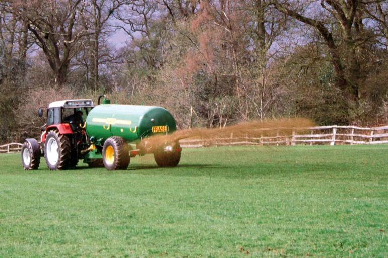 Uit onderzoek van Wageningen UR blijkt dat er geen duidelijke positieve effecten van bovengronds uitrijden zijn die de extra ammoniakemissie in vergelijking met emissiearm aanwenden rechtvaardigen