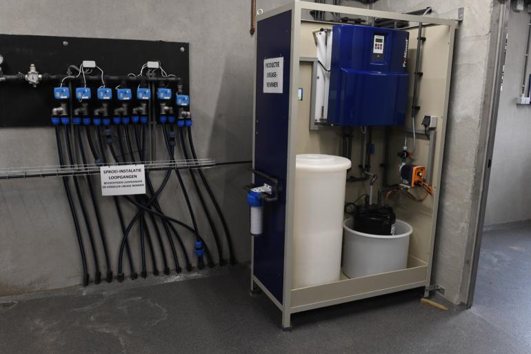 EOW is een oplossing van keukenzout (natriumchloride) in water. Door deze oplossing wordt elektrische stroom geleid, waardoor onder andere hypochlorigzuur ontstaat, dat de werking van het ammoniakvormende enzym urease remt
