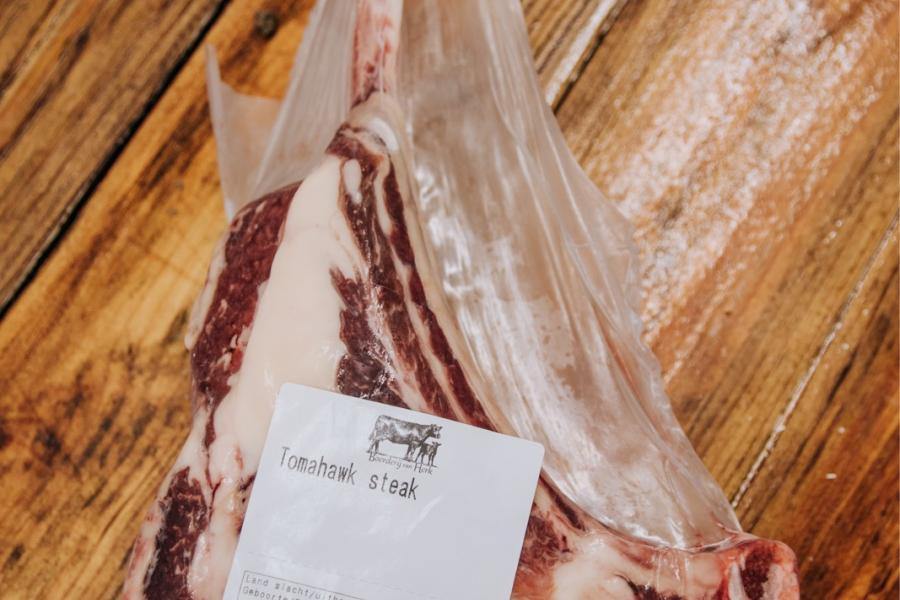 Het vlees wordt op een Amerikaanse manier gesneden en wordt zo’n drie weken gerijpt voor de lekkerste smaak