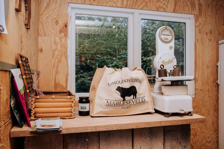 Om de runderen te verwaarden laat de familie Bosch ook vier tot vijf drie- tot vierjarige vrouwelijke dieren slachten voor vleesverkoop in hun boerderijwinkel