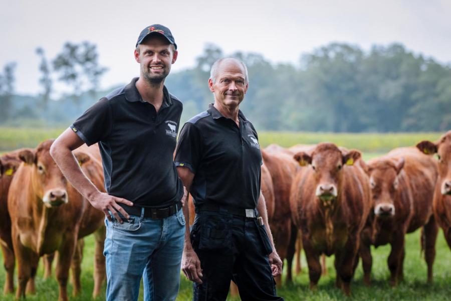 Jeroen (links) en Joop (rechts) Bosch houden op het Overijsselse landgoed Marleseveld 55 limousinrunderen