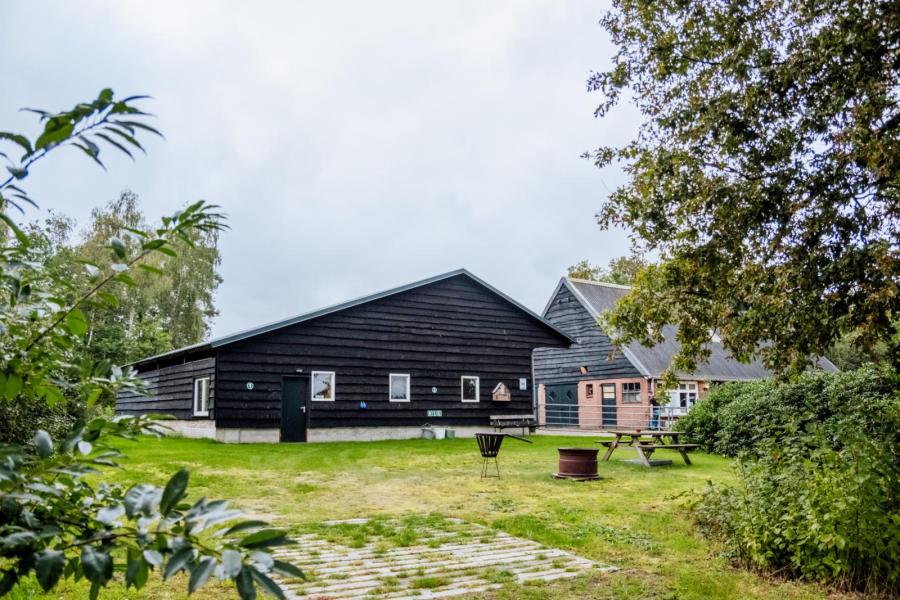 Hoewel de afgelegen locatie niet optimaal is, groeit het aantal klanten voorzichtig. De consument wil weten waar het vlees vandaan komt, merkt Jeroen bij klanten en bij campergasten die op het erf van de boerderij verblijven