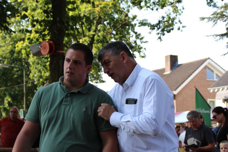 Juryleden Frederik Faes en Filip Taveirne druk in overleg