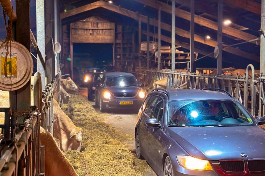 Tijdens de hamburger-drive-in rijden de bezoekers door de stal heen en kunnen ze een hamburgermenu bestellen