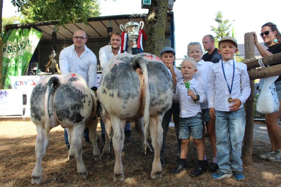 De Vlerken troffee: een vaars en stier van een eigenaar ging naar de familie Heijdra