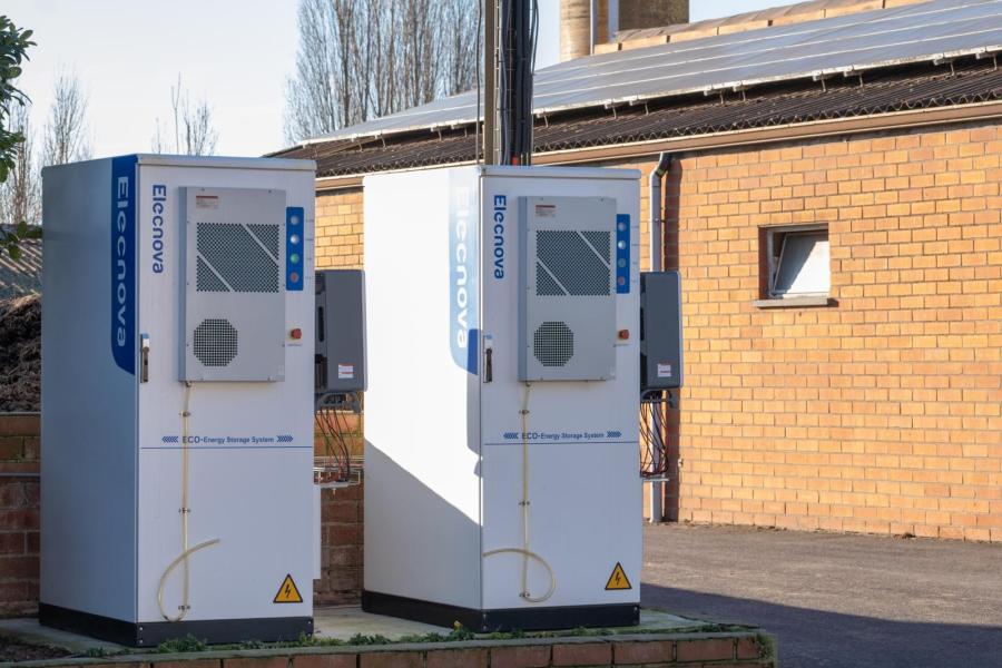 Recent zijn batterijen geplaatst om de elektriciteit van de eigen zonnepanelen beter te kunnen benutten