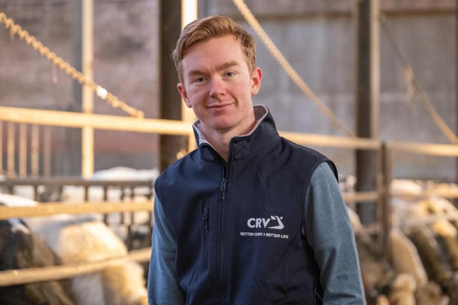 Lennert De Fauw (20) is laatstejaars Bachelor landbouwstudent aan Hogeschool VIVES in Roeselare. Hij werkt in zijn vrije tijd volop mee op de boerderij en wil na zijn studie voltijds instromen in het bedrijf. 