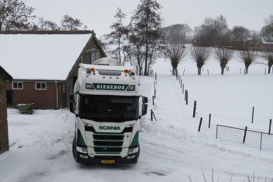 Lastige omstandigheden om de melk op te halen (foto Gerrit Vervloedt)