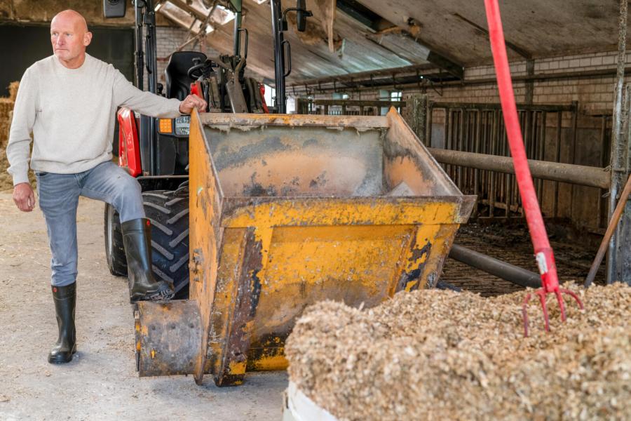 ’s Morgens krijgen de koeien op stal een mengsel van snijmais, krachtvoer en mineralen. Het is een mooi controlemoment.