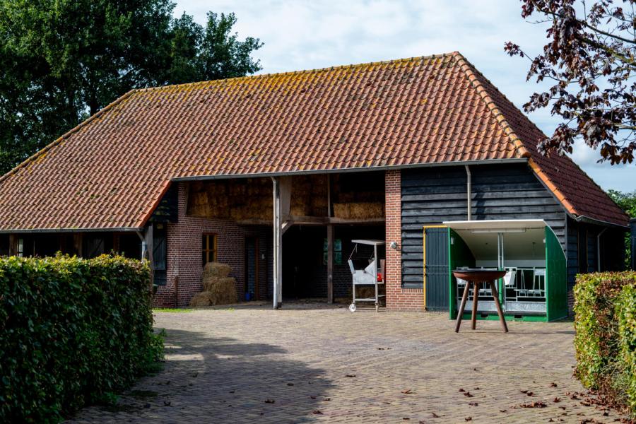 In de karakteristieke stal wordt een deel van het jongvee gehuisvest.