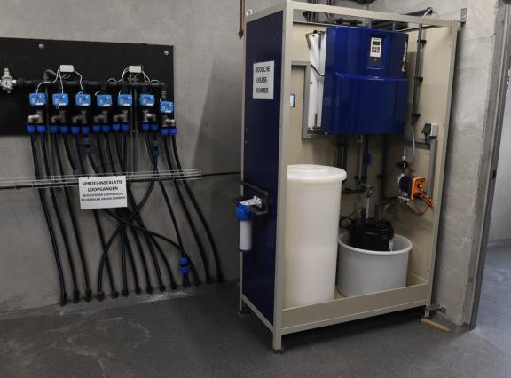 EOW is een oplossing van keukenzout (natriumchloride) in water. Door deze oplossing wordt elektrische stroom geleid, waardoor onder andere hypochlorigzuur ontstaat, dat de werking van het ammoniakvormende enzym urease remt