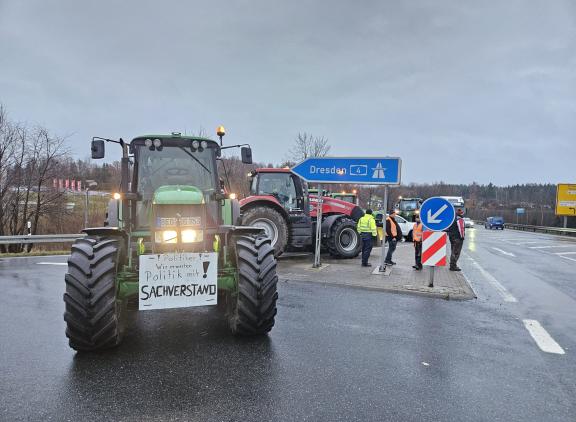 Duitse trekkers blokkeren een oprit (foto: Moderner Landwirt)