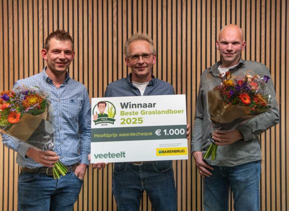 De drie finalisten van de Beste Graslandboerverkiezing: (van links naar rechts) Jur Huetink, winnaar Johan Mulder en Job van de Water