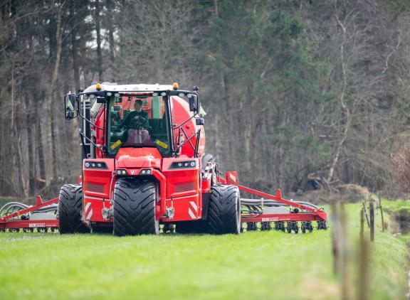De stikstofemissie bij zorgvuldig uitrijden van de mest ligt rond de 5 procent. Bij slordig uitrijden kan dat oplopen tot 12 tot 15 procent