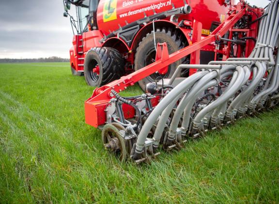 Bij het inbrengen van mest in de grond blijft er meer stikstof in de bodem beschikbaar voor het gewas. Dit leidt tot een beteren stikstofopname en hogere gewasopbrengsten.