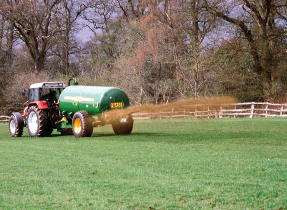 Uit onderzoek van Wageningen UR blijkt dat er geen duidelijke positieve effecten van bovengronds uitrijden zijn die de extra ammoniakemissie in vergelijking met emissiearm aanwenden rechtvaardigen